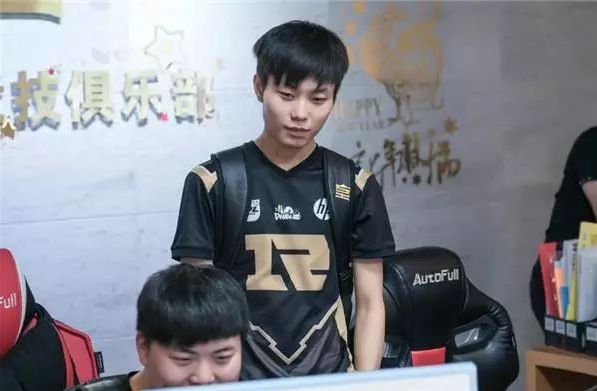 边后卫套边 边后卫套边